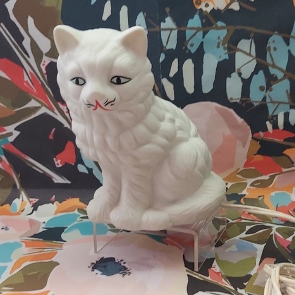 Darling Ceramic White Cat Nightlight (comes with plug + light) - Picture 14 of 16